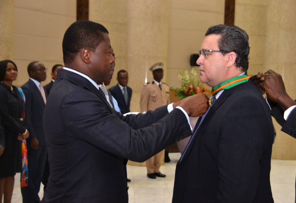 Le Président de la République l’Etat SEM Faure Essozimna Gnassingbé a décerné, ce 26 juin 2019, la distinction de Commandeur de l’Ordre national du mérite à M. Pierre Laporte, directeur des Opérations de la Banque mondiale pour le Togo, en fin de mission.