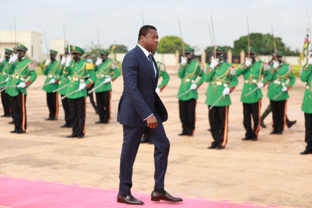 60è anniversaire de l’indépendance du Togo le chef de l’Etat Faure Gnassingbé préside une prise d’armes