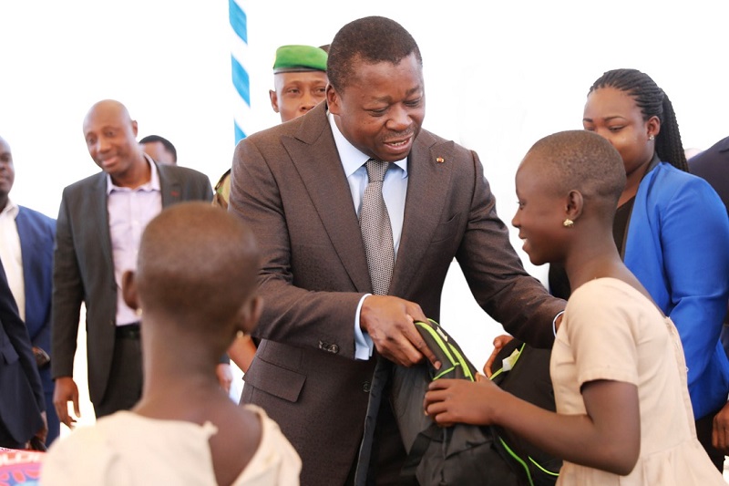 Le Togo a réalisé ces dernières années des progrès considérables dans le domaine de la scolarisation. Le pays a fait un bond spectaculaire vers la scolarisation universelle en améliorant sensiblement le taux d’accès à l’école jusqu’à atteindre un pic de 94,3%.