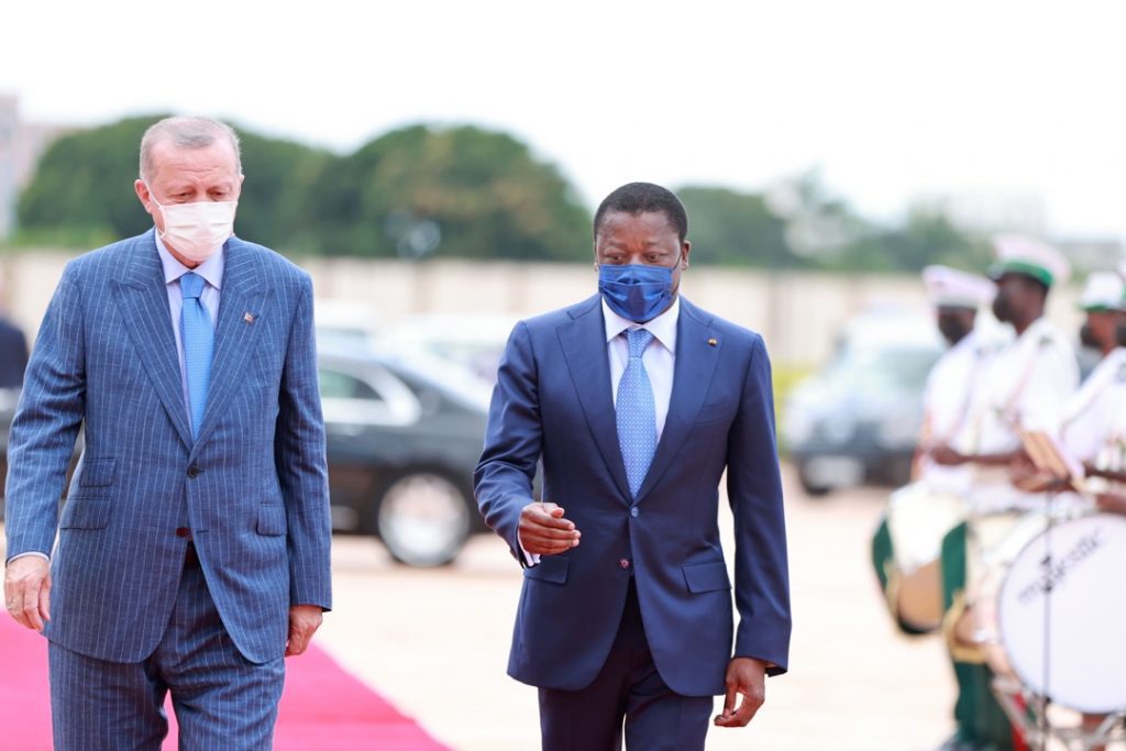 C’est pour la première fois que le Président turc Recep Tayyip Erdogan foule le sol togolais pour une visite officielle. Un déplacement qui sonne comme un acte de haute portée diplomatique pour le renforcement de la coopération bilatérale entre la Turquie et le Togo.