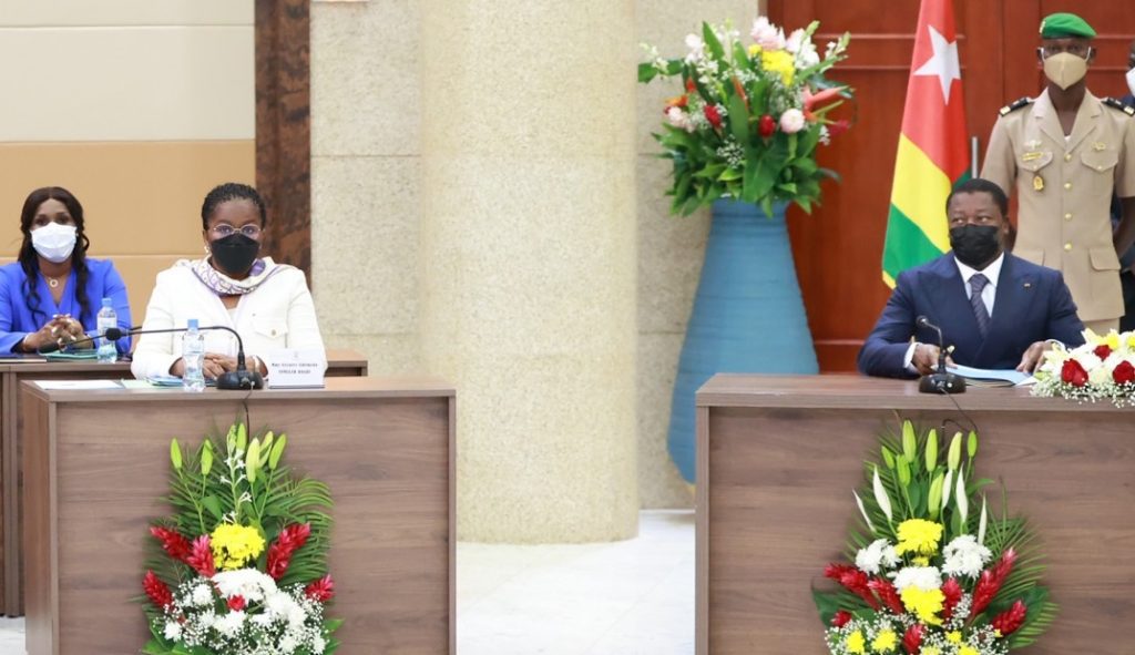 Le chef de l’Etat, Faure Essozimna Gnassingbé a présidé ce 8 décembre 2021 le Conseil des ministres. Les travaux ont été marqués par une communication relative à la poursuite de la réforme de la chambre de commerce et d’industrie (CCIT) du Togo, l’examen et l’adoption d’un avant-projet de loi réaménageant la loi n° 2007-006 du 10 janvier 2007 portant création de la CCIT, ainsi que l’examen en première lecture d’un projet de décret portant attributions, organisation et fonctionnement de la CCIT. Un projet de décret portant attributions, organisation et fonctionnement de la télédiffusion du Togo (TDT) a été également examiné et adopté.