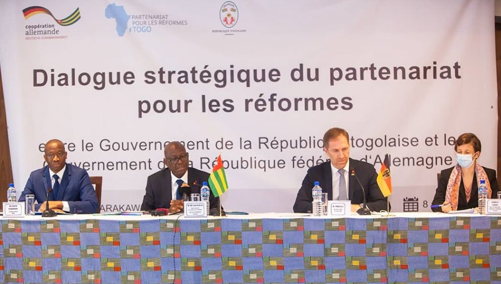 Un dialogue stratégique entre les gouvernements togolais et de la République fédérale d’Allemagne sur le partenariat pour les réformes s’est tenu ce vendredi 08 avril 2022 à Lomé. Cette rencontre qui fait suite aux négociations inter-gouvernementales de mai 2021, vise à faire le point de la mise en œuvre des engagements contenus dans la matrice des réformes validée en mars 2021 et échanger sur les engagements futurs.