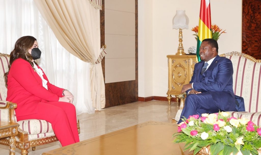 Le Président de la République, Faure Essozimna Gnassingbé a reçu, ce 26 avril 2022, les lettres de créance du nouvel ambassadeur des Etats-Unis d’Amérique, Madame Elisabeth Fitzsimmons.
