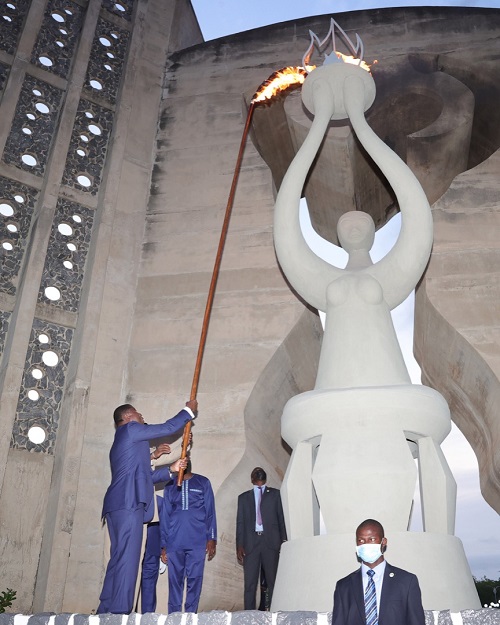 Le Président de la République, Faure Essozimna Gnassingbé a procédé, ce soir, à la ranimation de la flamme de l’indépendance, une cérémonie marquant les festivités du 62è anniversaire de l’accession du Togo à la souveraineté internationale.
