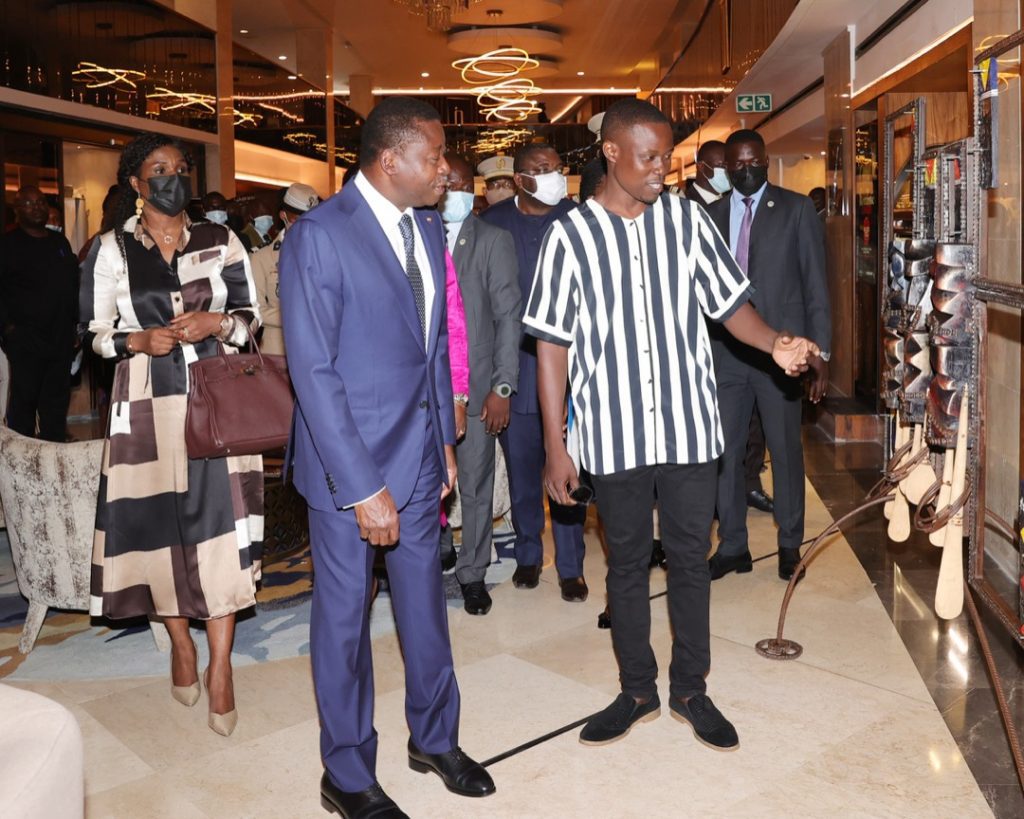 Le Président de la République, Faure Essozimna Gnassingbé a procédé, ce mardi 26 avril 2022 à l’hôtel 2 Février, à l’ouverture d’un vernissage de pièces relevant de l’art contemporain du Togo.