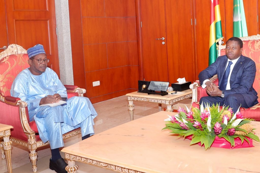 Le Togo ne cesse d’être sollicité pour la résolution des crises sociopolitiques et la consolidation de la paix et la stabilité dans la sous-région ouest africaine. Le Président de la République, Faure Essozimna Gnassingbé a reçu ce vendredi 13 mai 2022, le professeur Nassirou Bako-Arifari, l’Envoyé spécial du Secrétaire général de l’Organisation de la coopération islamique (OCI) pour l’Afrique.