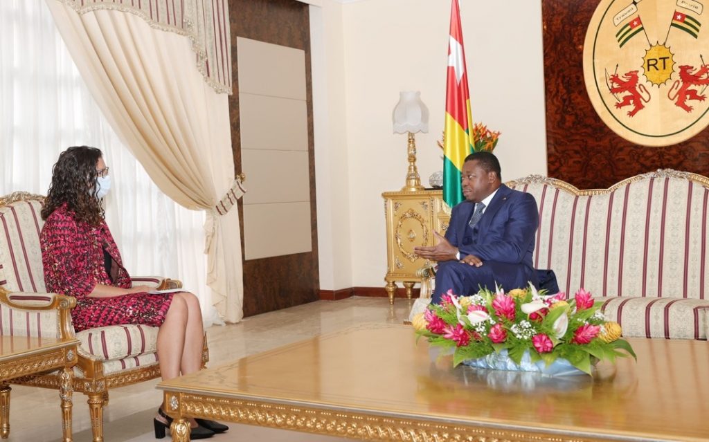 Le Président de la République, Faure Essozimna Gnassingbé a reçu, ce 27 juin 2022, les lettres de l’Ambassadrice extraordinaire et plénipotentiaire du Royaume-Uni au Togo, Madame Harriet Clare Thompson.
