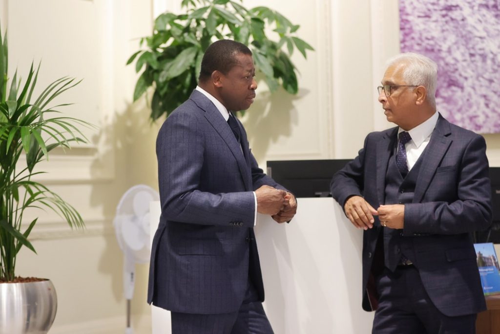 Le 24 juin 2022, le Togo a ouvert une nouvelle page de sa politique extérieure. Le pays venait ainsi d’adhérer au Commonwealth à l’issue de la 26è réunion des chefs d’Etat et de gouvernement de l’organisation inter-gouvernementale (CHOGM) qui s’est tenue à Kigali. C’est l’aboutissement d’un processus qui a démarré le 23 juillet 2014 avec des contacts et actions diplomatiques décisifs marqués par la présentation et l’évaluation du dossier de candidature.