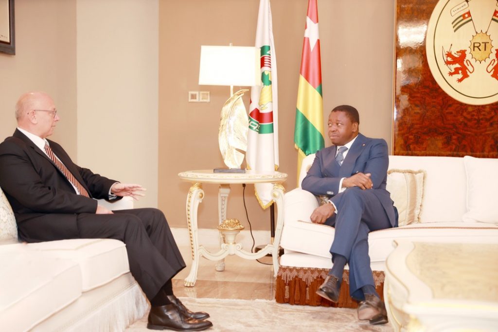Le chef de l’Etat Faure Essozimna Gnassingbé a reçu, ce 06 octobre 2022, les lettres de créances du nouvel ambassadeur extraordinaire et plénipotentiaire de la Hongrie près la République Togolaise, Monsieur Fehér Tamás Endre.