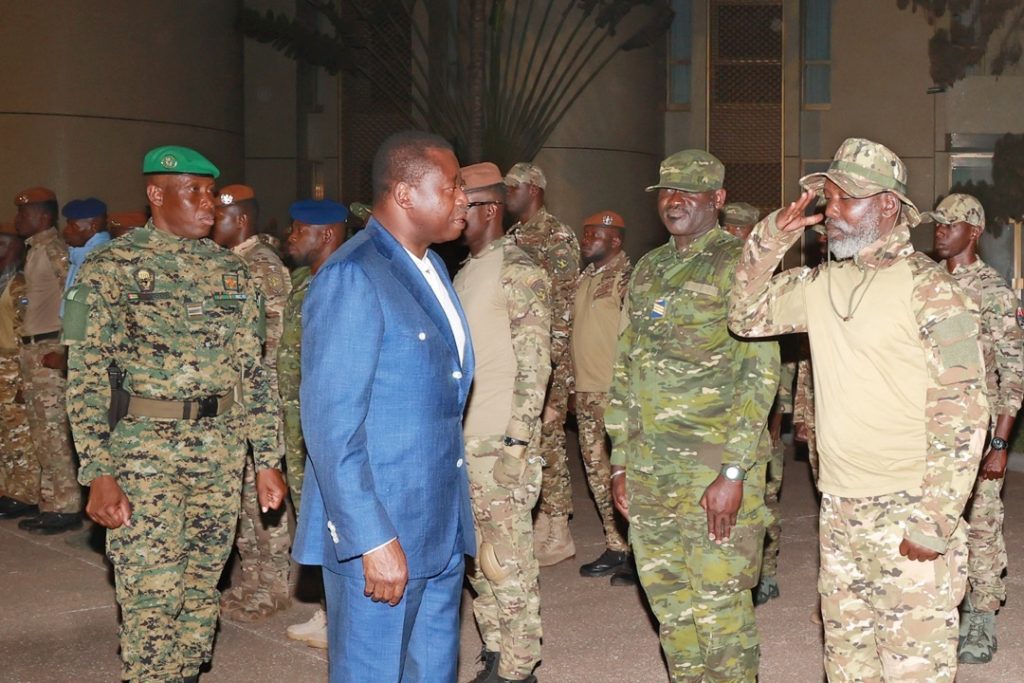 Avant de rejoindre Abidjan, les 46 militaires ivoiriens graciés le 6 janvier dernier par le Président de la Transition au Mali, sous la médiation togolaise, ont été reçus dans la soirée du 7 janvier 2023 à Lomé par le Président de la République, Faure Essozimna Gnassingbé.