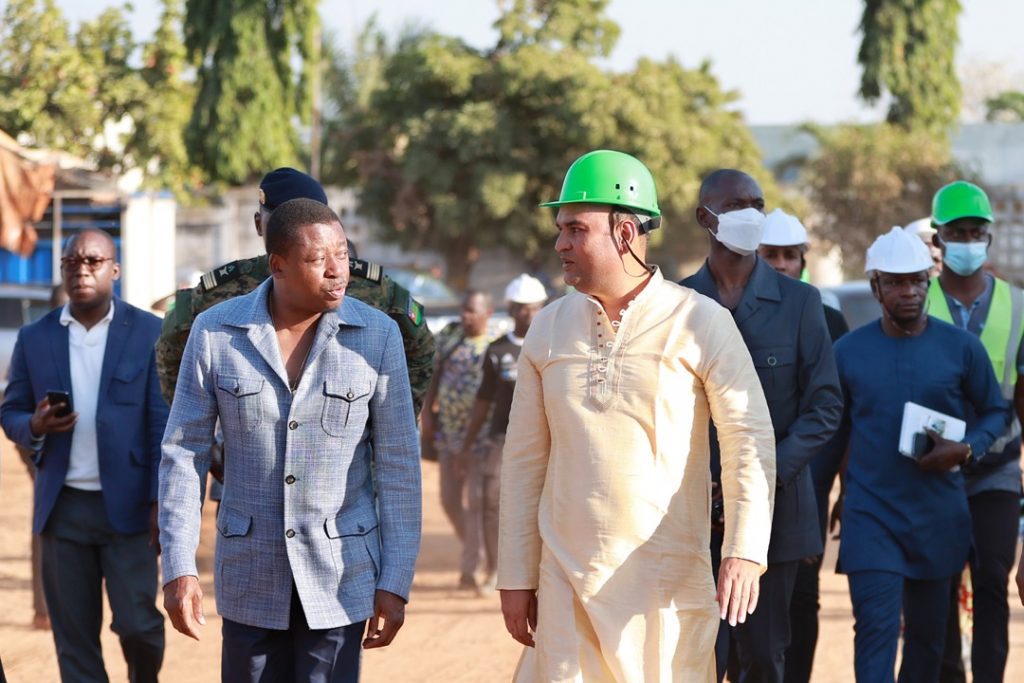 Le Président de la République, Faure Essozimna Gnassingbé a effectué ce 26 janvier 2023 à Kara, une visite de terrain à Steel Cube Togo Sarl, une unité industrielle spécialisée dans la fabrication et la fourniture de barres de fer TMT et des contenants pour oxygène médical, à partir de la ferraille de récupération.