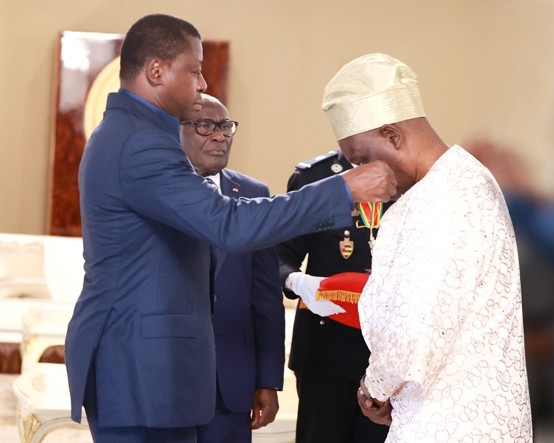 Le Président de la République, Faure Essozimna Gnassingbé a élevé ce 18 mai 2023 Monsieur Ade Ayeyemi, ancien Directeur général de l’Ecobank Transnational Incorporated (ETI), au rang de Commandeur de l’Ordre du Mono.