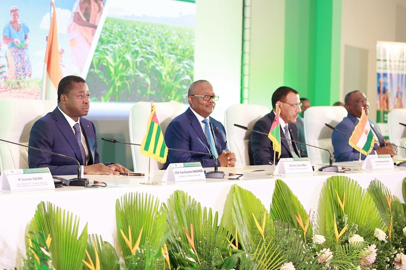 Le Président de la République, Faure Essozimna Gnassingbé a marqué sa présence, ce 31 mai 2023, à la Table ronde de haut niveau sur la fertilisation et la santé des sols, sous le thème « Cultiver l’avenir en nourrissant le sols ».