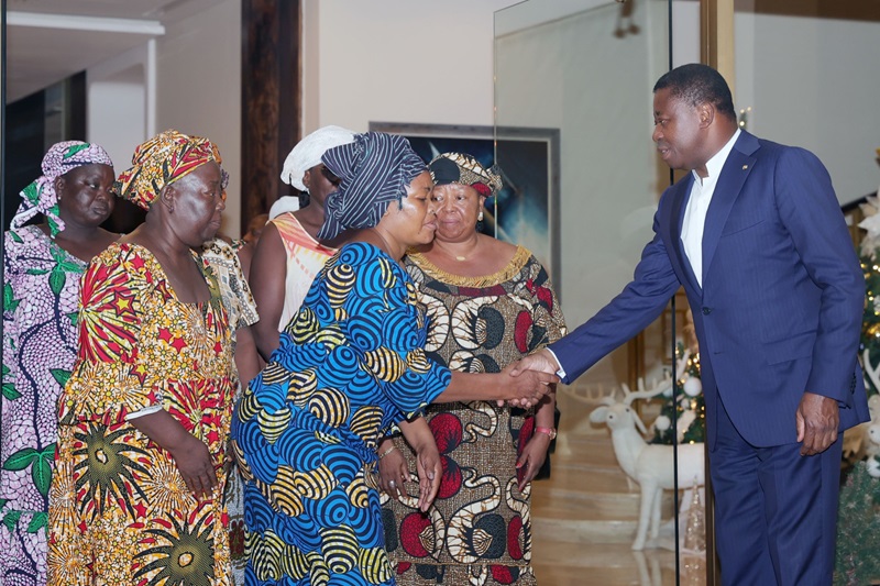 Le Président de la République, Faure Essozimna Gnassingbé a reçu en audience, ce 22 décembre 2023, une délégation des femmes commerçantes du marché d’Agoè-Assiyéyé, à la suite de l’incendie qui a ravagé cette infrastructure la nuit précédente.