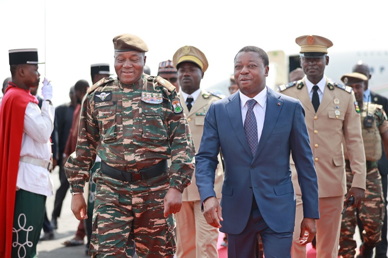 Le Général Abdourahamane Tiani, Président du Conseil nigérien pour la sauvegarde de la patrie, est arrivé ce vendredi 08 décembre 2023 à Lomé pour une visite de travail en République togolaise.