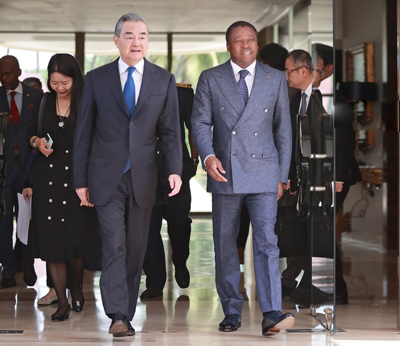 Le chef de l’Etat, Faure Essozimna Gnassingbé, a reçu en audience, ce 17 janvier 2024, Monsieur Wang Yi, ministre chinois des Affaires étrangères, en visite de travail au Togo.