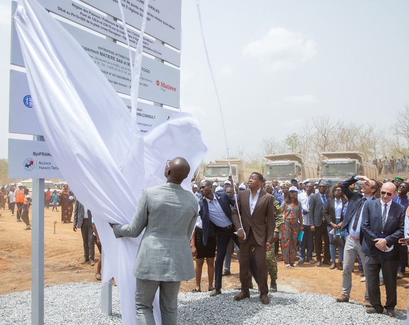 Le Président de la République, Son Excellence Faure Essozimna Gnassingbé, a procédé, ce 20 mars 2024 à Ogou-Kolidè dans l’Est-Mono, au lancement national du Programme de construction de vingt-et-un (21) ponts modulaires mixtes acier-béton de type Unibridge dans les cinq régions du Togo.