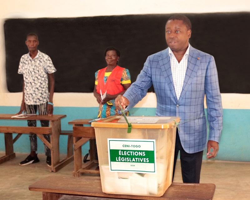 Ce lundi 29 avril 2024, les Togolais régulièrement inscrits sur la liste électorale, sont aux urnes pour élire leurs nouveaux députés et conseillers régionaux. Le Président de la République, Faure Essozimna Gnassingbé a accompli, son devoir citoyen au bureau de vote n°1 du Lycée Maman N’Danida de Pya (commune Kozah 2) pour le compte de ces élections législatives et régionales.