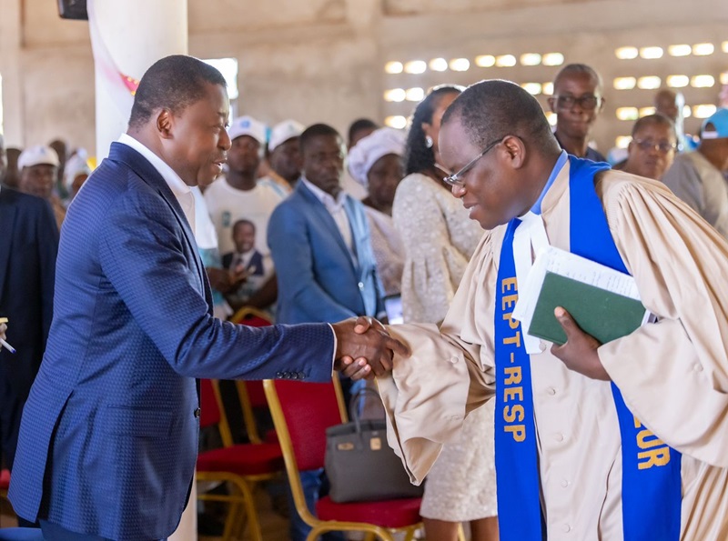 Le Président de la République, Faure Essozimna Gnassingbé a assisté, ce 05 mai 2024 à Kougnohou dans l’Akébou, à un culte d’action de grâce de l’Eglise évangélique presbytérienne du Togo (EEPT) pour la paix et la stabilité qui ont régné durant le processus électoral. Des prières et louanges, mais également des bénédictions ont ponctué cette célébration.