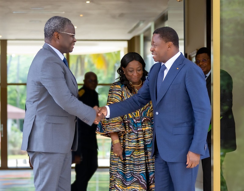 Le chef de l’Etat, Faure Essozimna Gnassingbé a échangé, ce 13 mai 2024 à Lomé, avec le président de la Commission de l’Union économique et monétaire ouest africaine (UEMOA). Monsieur Abdoulaye Diop a fait au Président de la République, le point de la situation économique de l’Union. Il a remercié le chef de l’Etat pour son implication dans l’atteinte de ces résultats.