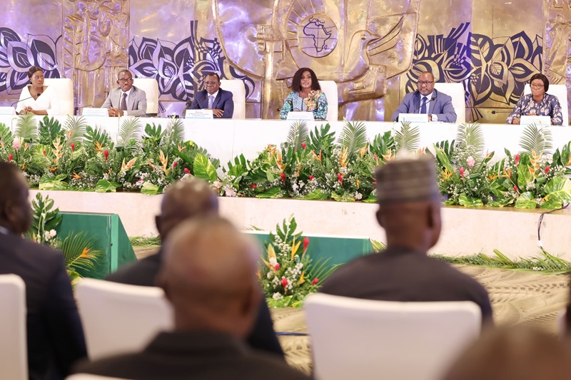 Madame Sandra Ablamba Johnson, Ministre, Secrétaire général de la Présidence de la République, Gouverneur du Togo auprès de la Banque mondiale a co-présidé ce jour, avec son collègue de l’Economie et des finances, Sani Yaya, la cérémonie de présentation du Cadre de Partenariat Pays (CPP) 2025-2029 du Groupe de la Banque mondiale, en présence des membres du gouvernement, du Représentant-résident de la Banque mondiale, Fily Sissoko et d’autres partenaires techniques et financiers.