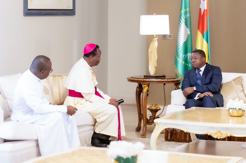 Le Président de la République, Faure Essozimna Gnassingbé, a reçu, ce 07 août 2024, une délégation de la Conférence des Evêques du Togo, conduite par son président, Monseigneur Benoît Alowonou. La délégation épiscopale a porté au chef de l'Etat l’annonce officielle du décès de Monseigneur Nicodème Anani Barrigah-Benissan, Archevêque métropolitain de Lomé, rappelé à Dieu le 04 août dernier.