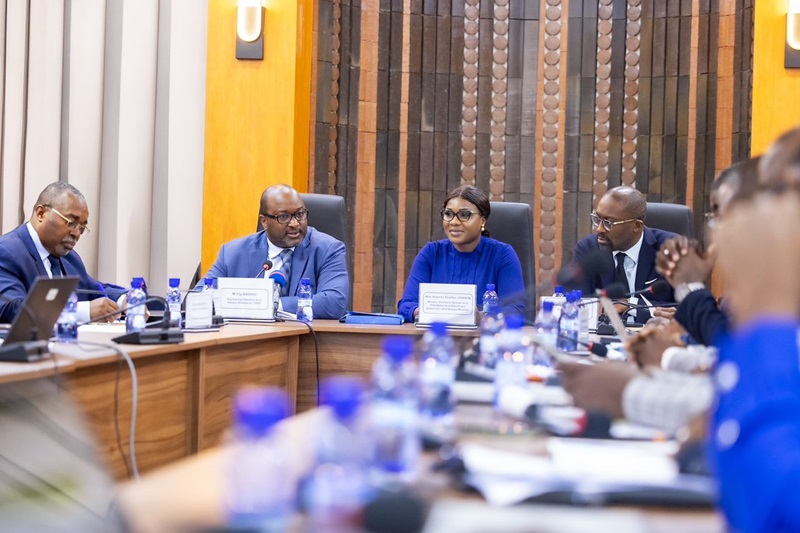 Dr Sandra Ablamba Johnson, ministre, Secrétaire général de la Présidence de la République, Gouverneur du Togo auprès du Groupe de la Banque mondiale, a présidé ce jeudi 26 septembre 2024, la revue conjointe du portefeuille des projets financés par le Groupe de la Banque mondiale, en présence de Monsieur Fily Sissoko, Représentant Résident de la Banque mondiale au Togo et du Représentant-pays de la Société financière internationale (SFI), Christopher Balliet Bleziri.