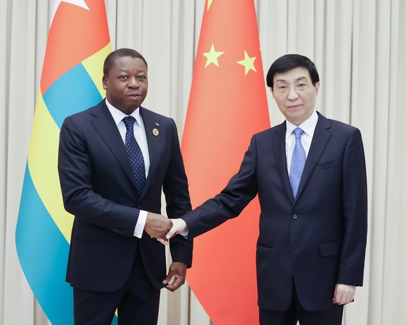 En séjour à Pékin dans le cadre du FOCAC2024, le Président de la République, Faure Essozimna Gnassingbé a rencontré une délégation de haut niveau du Parti communiste chinois (PCC) conduite par Monsieur Wang Huning, membre du Comité permanent du bureau politique du Parti communiste chinois, président du comité national de la Conférence consultative politique du peuple chinois.