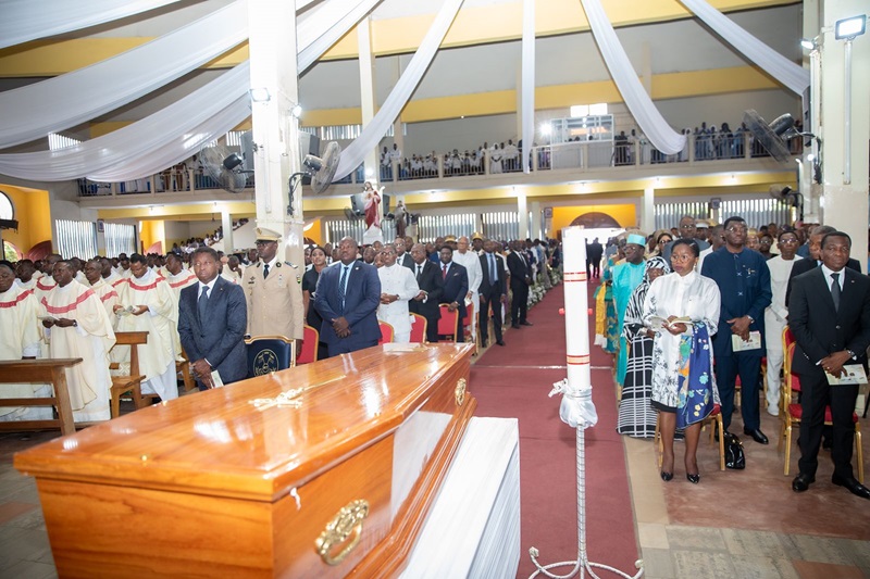 Le Président de la République, SEM Faure Essozimna Gnassingbé a honoré de sa présence ce 7 septembre 2024, à l’église Cristo Risorto de Hedzranawé, à la messe d’enterrement de Monseigneur Yves Nicodème Anani Barrigah-Bénissan, Archevêque Métropolitain de Lomé, rappelé à Dieu le 4 Août 2024, à l’âge de 61 ans.  Le chef de l’État avait à ses côtés les membres du gouvernement, les députés à l’Assemblée Nationale ainsi que d’autres autorités administratives, civiles et militaires.