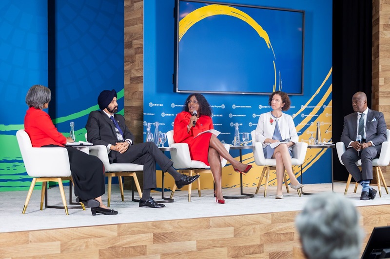 Dr Sandra Ablamba Johnson, ministre, Secrétaire général de la Présidence de la République, Gouverneur du Togo auprès de la Banque mondiale, a participé aux côtés du président du Groupe de la Banque mondiale, Ajay Banga, et bien d’autres personnalités, à un panel de discussions ce jeudi 24 octobre 2024 à Washington. Ces réflexions sur la thématique « les femmes transforment le monde », s’inscrivent dans le cadre activités marquant les Assemblées annuelles 2024 du Groupe de la Banque mondiale et du Fonds monétaire international (FMI).