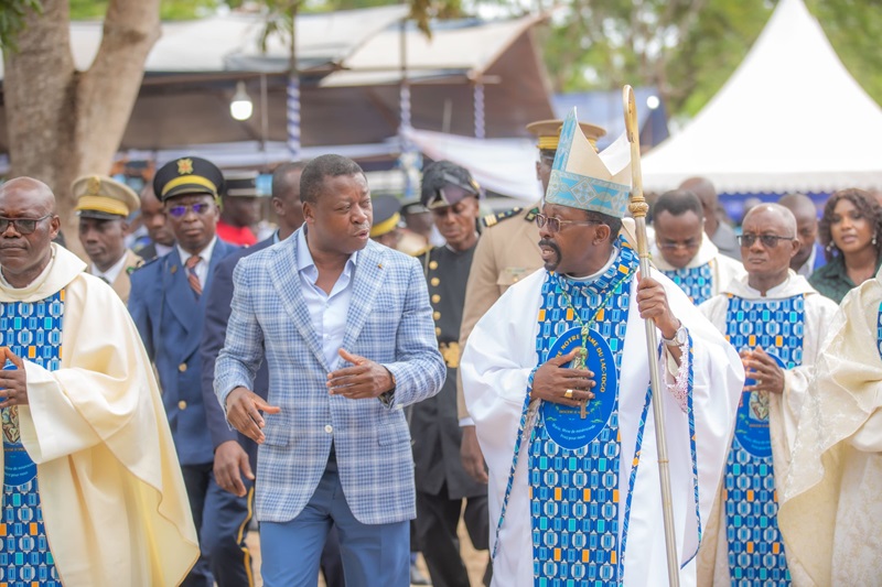 Le Président de la République, Faure Essozimna Gnassingbé a communié, ce dimanche 10 novembre 2024, avec les fidèles catholiques à l’apothéose marquant le Jubilé d’Or du sanctuaire Notre-Dame du Lac Togo, Mère de la Miséricorde de Togoville. Présentes à ses côtés, les autorités politiques, administratives, militaires et traditionnelles, conférant ainsi à la cérémonie un éclat singulier.