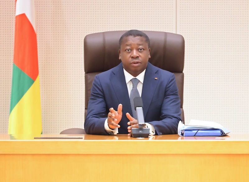 Le chef de l’Etat, Faure Essozimna Gnassingbé a présidé ce 26 novembre 2024, le Conseil des ministres. Au cours des travaux, le Conseil a examiné et adopté le projet de loi de finances, exercice 2025. Ce projet de budget de l’État s’équilibre en ressources et charges pour un montant de 2.394,2 milliards de francs CFA contre 2.179,1 milliards de francs CFA dans la loi de finances de l’année 2024, soit une hausse de 9,9%. Le Conseil a écouté deux communications relatives respectivement à la gestion des équipements, matériels et mobiliers médicaux et au lancement de la campagne d’identification biométrique.