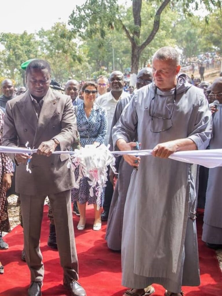 Coupure de ruban mémorial, un geste symbolique du Président de la République, Faure Essozimna Gnassingbé pour inaugurer, ce samedi 09 novembre 2024 à Djamdè, le premier Centre international de ressourcement et d’écotourisme de Kara, dénommé Lumen Valley (Vallée de lumières). Pour la circonstance, il avait à ses côtés des autorités politiques, administratives et religieuses.