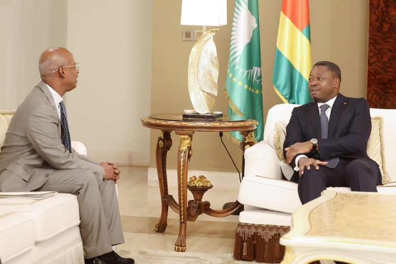 Le Président de la République, Faure Essozimna Gnassingbé, a accordé ce lundi 02 décembre 2024, une audience à une délégation djiboutienne conduite par le ministre djiboutien de la santé. Dr Ahmed Robleh Abdilleh est porteur d’un message du Président de la République de Djibouti, Ismail Omar Guelle, relatif au renouvellement des instances de l’Union africaine et aux défis de développement du continent.