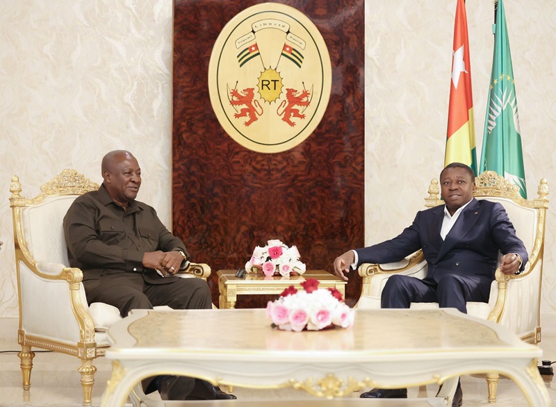 Le Président de la République, Faure Essozimna Gnassingbé a reçu ce 18 décembre 2024 le Président élu du Ghana, John Dramani Mahama. Le Togo est l’un des premiers pays à accueillir celui qui aura à présider aux destinées du Ghana après son élection le 7 décembre dernier pour les quatre prochaines années.