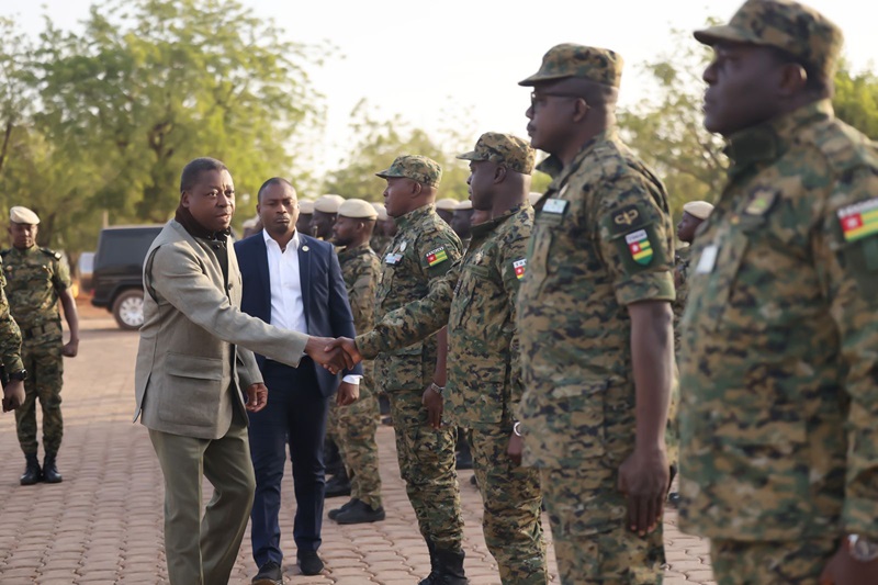 Le Président de la République, Faure Essozimna Gnassingbé, chef des armées, a effectué une visite surprise ce 25 décembre 2024, jour de Noël dans la région des Savanes pour partager la joie de la fête de Noël avec les forces de défense et de sécurité du Poste de commandement opérationnel (PCO) de Koundjoaré et du Poste de combat avancé (PCA) de Gbamonte dans la région des Savanes.