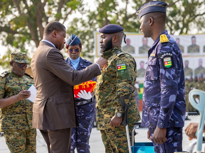 Le Président de la République, Faure Essozimna Gnassingbé, chef des armées, a présidé ce 13 janvier 2025 au camp Général Gnassingbé Eyadéma à Lomé, une importante cérémonie d’hommage national aux victimes de l’opération Koundjoaré.