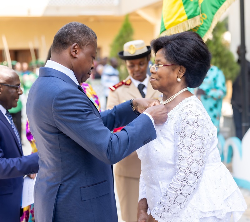 Une cérémonie solennelle de décoration s'est tenue le jeudi 6 février 2025 à Pya (Kozah), au cours de laquelle le Président de la République, Faure Essozimna Gnassingbé a élevé Madame Hubertine Badagnaki Gnassingbé à la Dignité de Grand Officier de l'Ordre du Mono.