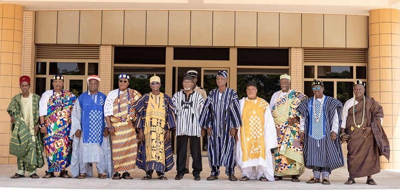 Le Président de la République, Jean-Lucien Savi de Tové, a reçu en audience ce 15 juillet 2025 à la Présidence une délégation du Conseil national des chefs traditionnels du Togo, conduite par Sama Kouya Batcharo, chef du canton de Kpinzindè (Kozah).