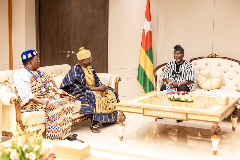 Le Président de la République, Jean-Lucien Savi de Tové, a reçu en audience ce 15 juillet 2025 à la Présidence une délégation du Conseil national des chefs traditionnels du Togo, conduite par Sama Kouya Batcharo, chef du canton de Kpinzindè (Kozah).