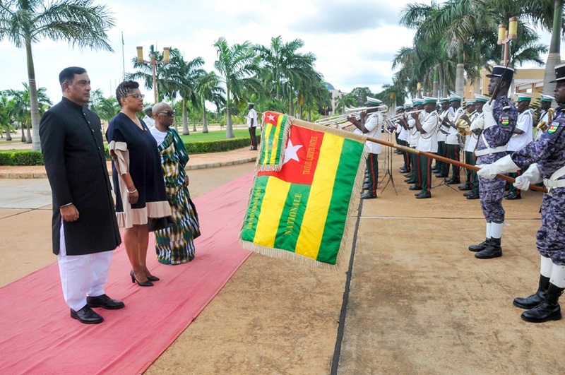 Ce mercredi 12 novembre 2025, le Palais de la Présidence a servi de cadre à une cérémonie de présentation des lettres de créance de trois ambassadeurs accrédités au Togo. Le Président de la République, Jean-Lucien Kwassi Lanyo Savi de Tové, a successivement reçu Madame Myriam Montrat, ambassadrice du Canada, Najeeb Durrani, ambassadeur du Pakistan, et George Kofi Nfojoh, ambassadeur du Ghana.