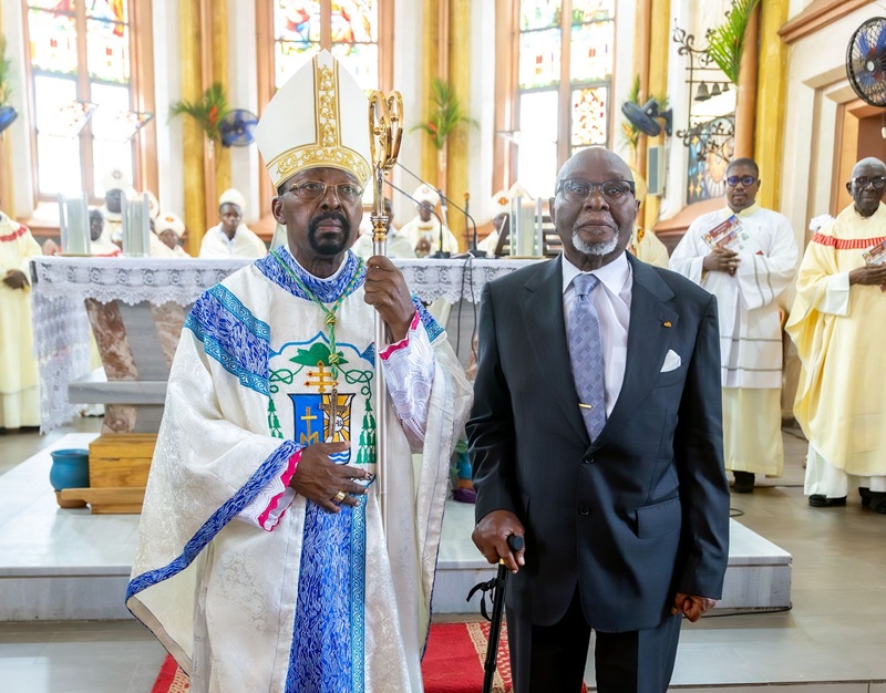 Le Président de la République, Jean-Lucien Kwassi Lanyo Savi de Tové, a assisté ce samedi 30 mai 2026 à la cérémonie solennelle de prise de possession canonique du nouvel Archevêque métropolitain de Lomé, Monseigneur Isaac Jogues Kodjo Agbéménya Gaglo, à la Cathédrale Sacré-Cœur de Lomé.