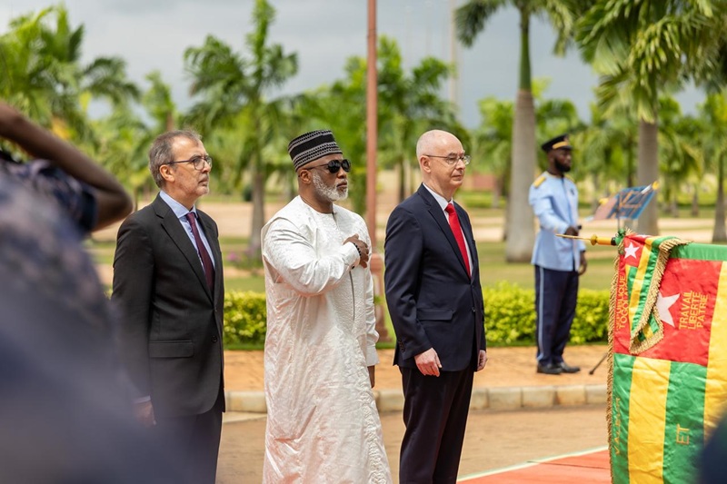 Ce 8 juillet 2026, les nouveaux ambassadeurs de Sierra Leone, du Royaume d’Espagne et de la République fédérative du Brésil ont officiellement présenté leurs lettres de créance au Président de la République, Jean-Lucien Kwassi Lanyo Savi de Tové.
